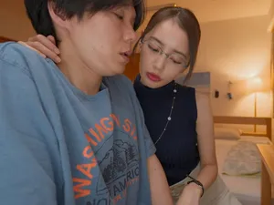 Chàng trai kiệt sức khi trả bài hai mẹ con 1 lúc