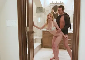 đưa em cấp dưới bị ngã quỵ về nhà chăm sóc