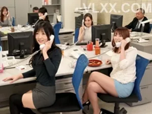 Anh Ông xã có sở thích nhìn bà xã lén lút với nhân viên giao pizza