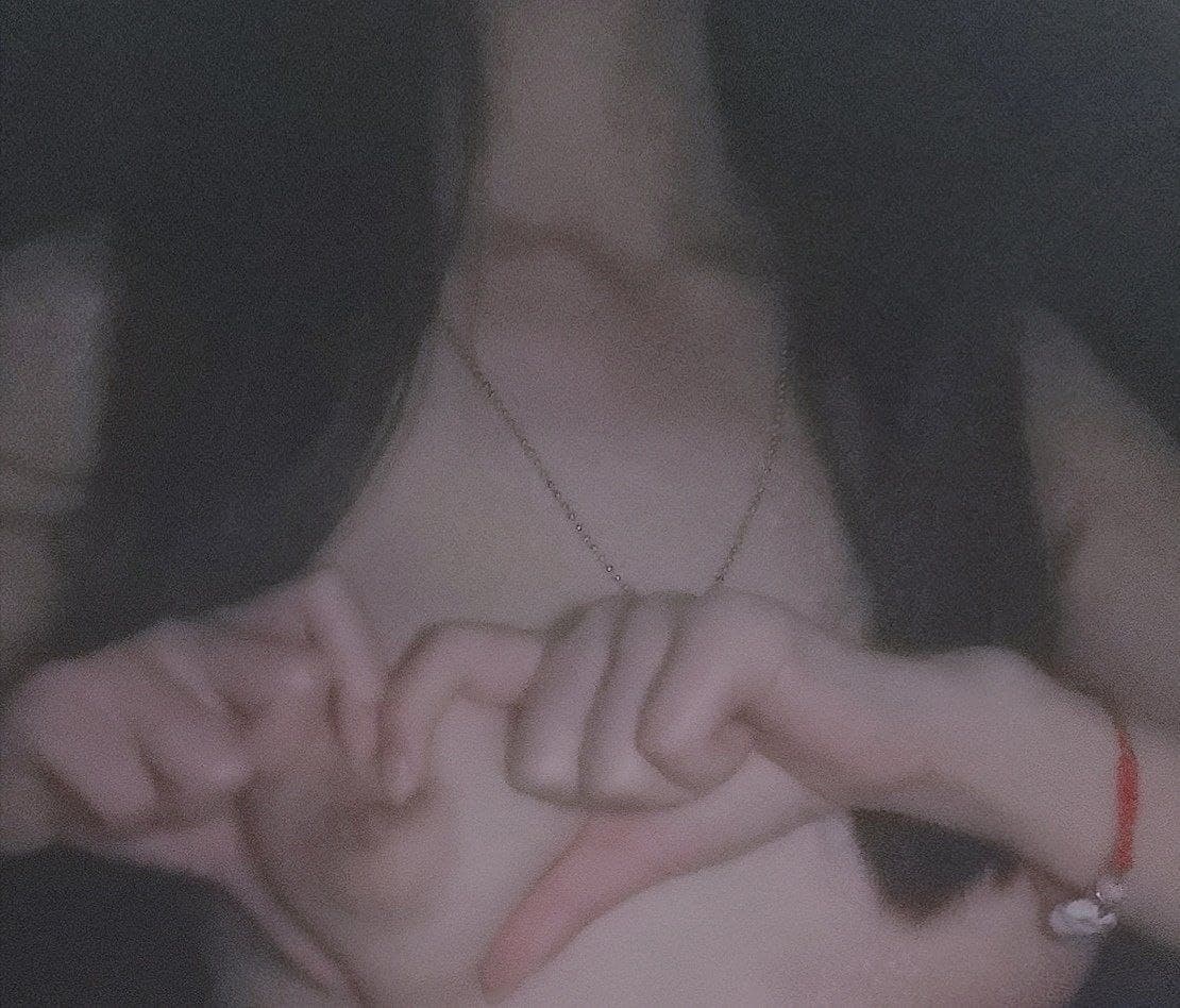 Nữa đêm bị chị gái nhân tình bú dương vật vì bị “nứng” lâu ngày