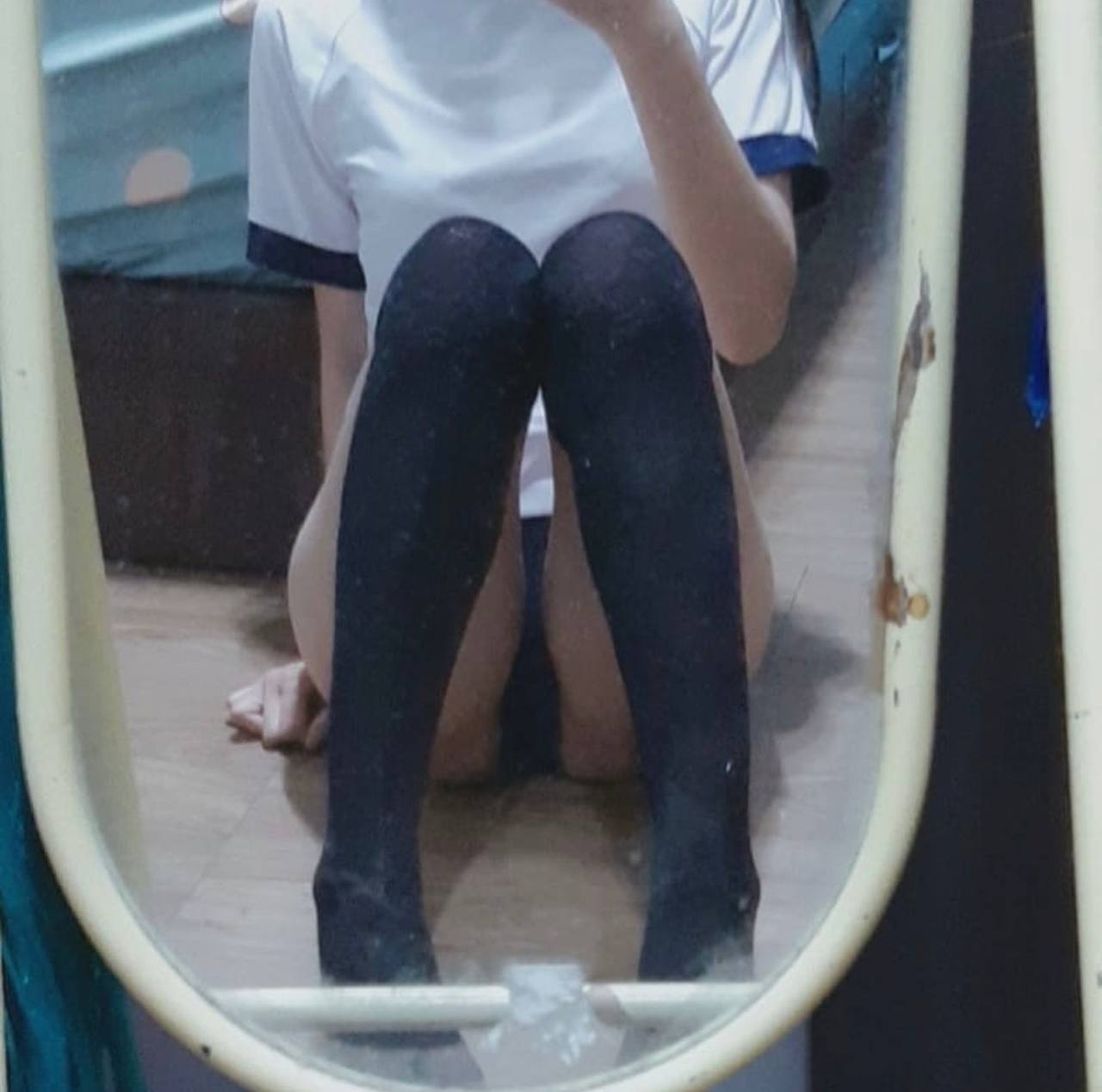 Cậu thanh niên cơ hội sau khi thấy má đơn thân của thằng bạn tự sướng ở bếp