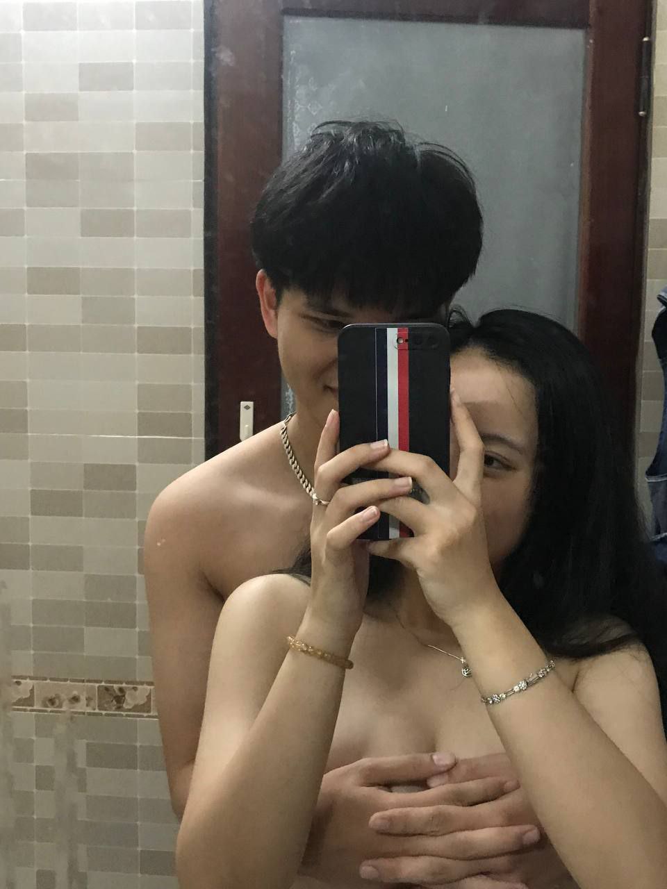 Teen với cái mông to mặc quần lót màu hồng và cái lồn khít chặt cho con cặc của tôi