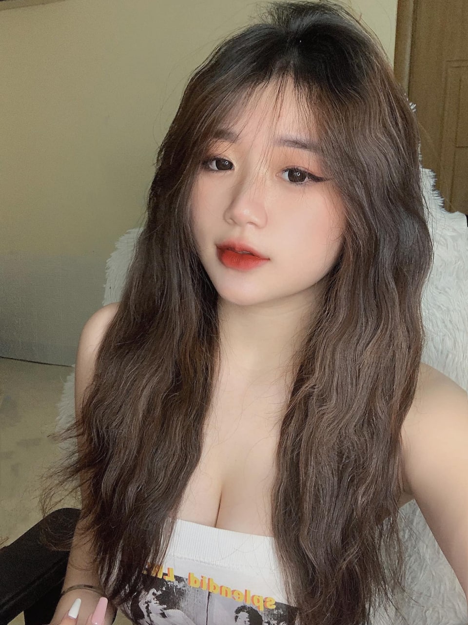 Eva elfie gạ một chàng trai số hưởng ở quán bar vào toilet